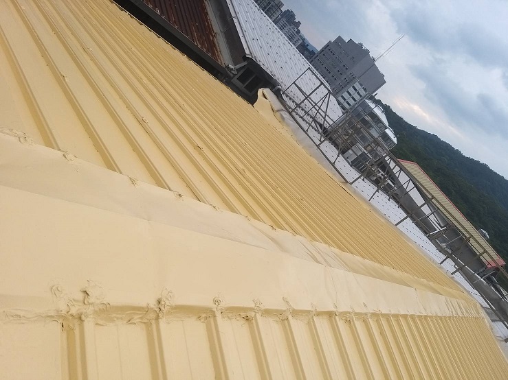 因地震因素使建築物本身結構出現裂縫的龜裂現象而產生屋內漏水及壁癌發生，這時你就必須請專業人員來為您抓漏